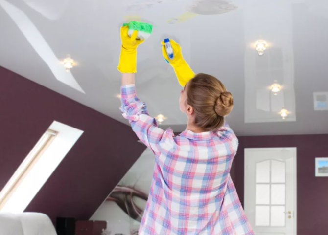 Как помыть глянцевый натяжной потолок
